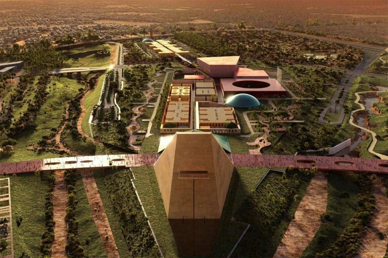 منظور جوي لمجمع الفنون الملكي داخل حديقة الملك سلمان يظهر أشكالاً هندسية هرمية وساحات غائرة وجسور مشاة تعبر الأودية الخضراء.