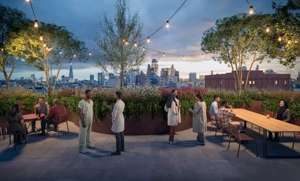 منظر من مستوى الشارع لمشروع تطوير وايت تشابل الجديد، يظهر المشاة وهم يستمتعون بالمساحات الخضراء ذات المناظر الطبيعية بين المباني الحديثة ذات الواجهات الزجاجية.