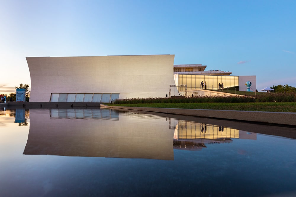 المدخل الكبير وواجهة مركز الفنون الأدائية، محور مشروع تجديدات مركز كينيدي القادم.