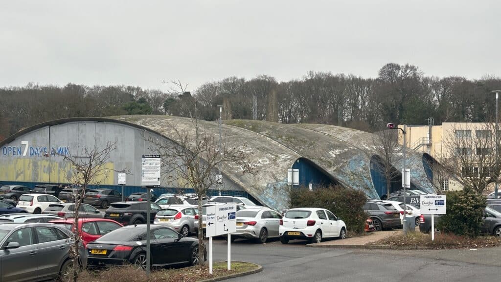 القاعة الرياضية الداخلية في مجمع نورويتش من تصميم هاينز إيسلر، والتي تُظهر السقف الواسع الخالي من الأعمدة الذي يحدد معالم المكان.