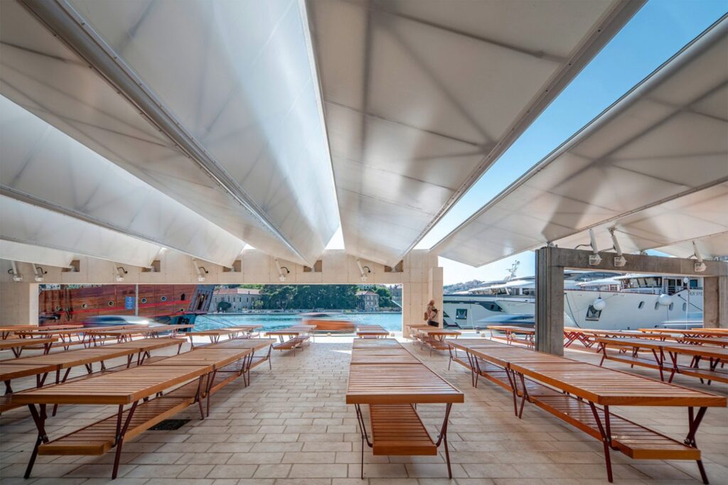 منظور داخلي لـ سوق دوبروفنيك يظهر طاولات البيع المتحركة والجدران التاريخية.