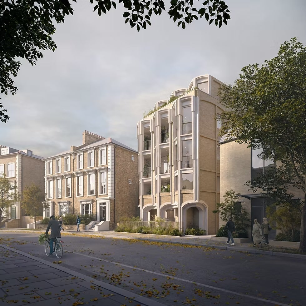 منظر من مستوى العين لمنزل حديث من الطوب والكسوة الخشبية، وهو جزء من مشروع تطوير الأرض المهجورة الجديد، مع شخص يمر بجانبه لإظهار المقياس البشري.