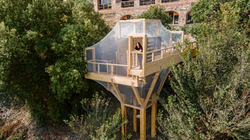 منظر جوي لحرم Valldaura المستدام ذاتيًا التابع لـ IAAC، وهو مركز للتعليم المعماري البيئي في حديقة Collserola الطبيعية.