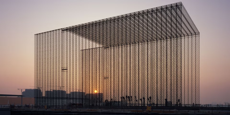 تصميم أثاث مبتكر يدمج الأسلاك الشبكية المعمارية، مما يوضح التنوع الهيكلي والجمالي للمادة.