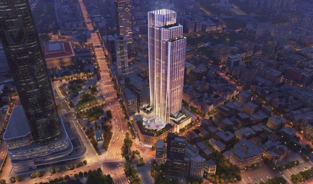 منظر عند الغسق لمنطقة بيمن المزدحمة، يظهر مكتب البريد التاريخي مضاءً على اليمين وبرج تايبيه المالي الحديث يرتفع في الخلفية.