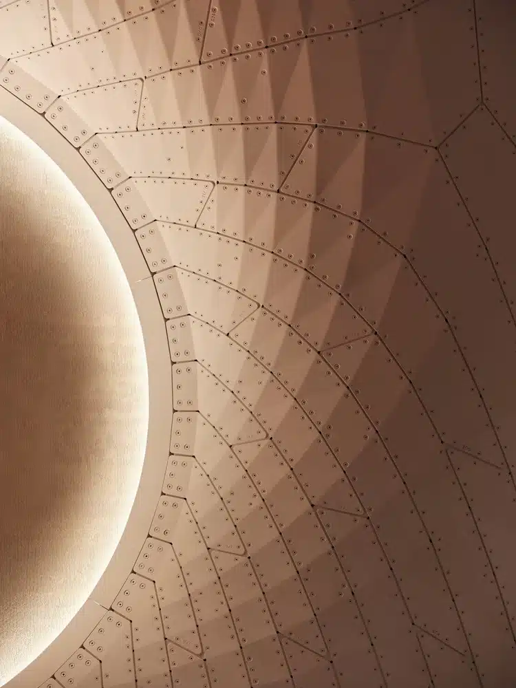 لقطة تفصيلية للجلد الألمنيومي الأبيض تُظهر أنماط التثليث ومسامير التثبيت.