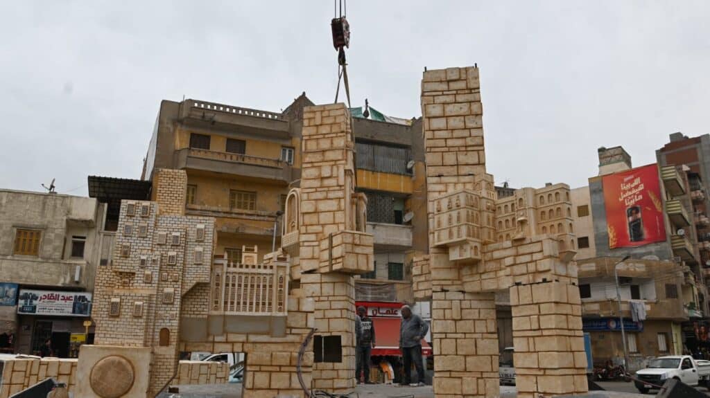 منظر من مستوى الشارع لميدان العزيز عثمان شبه المكتمل في دمنهور، يُظهر مسارات المرور الجديدة ومناطق المشاة.