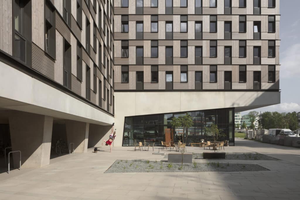 The expansive, column-free interior of the Panorama Constance exhibition building, showcasing an innovative and intricate timber frame roof structure.