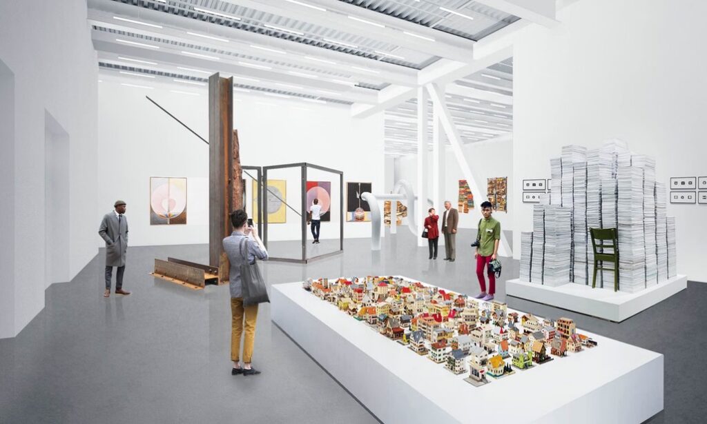 قاعة عرض بيضاء واسعة داخل توسعة المتحف تتميز بأسقف عالية وعوارض مكشوفة وأعمال فنية مركبة.