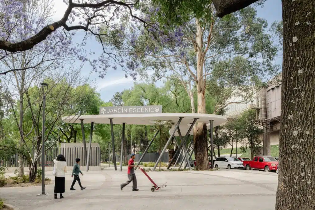 Entrance of Jard&iacute;n Esc&eacute;nico in Chapultepec Park with a floating concrete canopy supported by slanted black pillars.