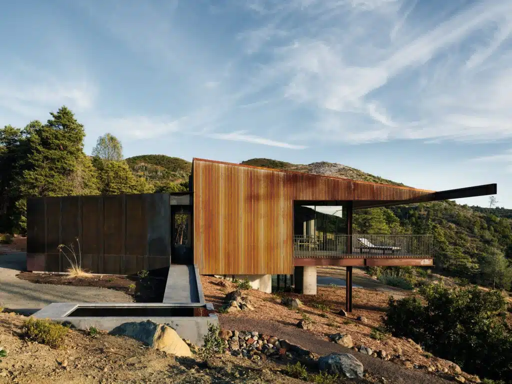 Architectural profile of the house showing the cantilevered roof and the steel bridge entrance.