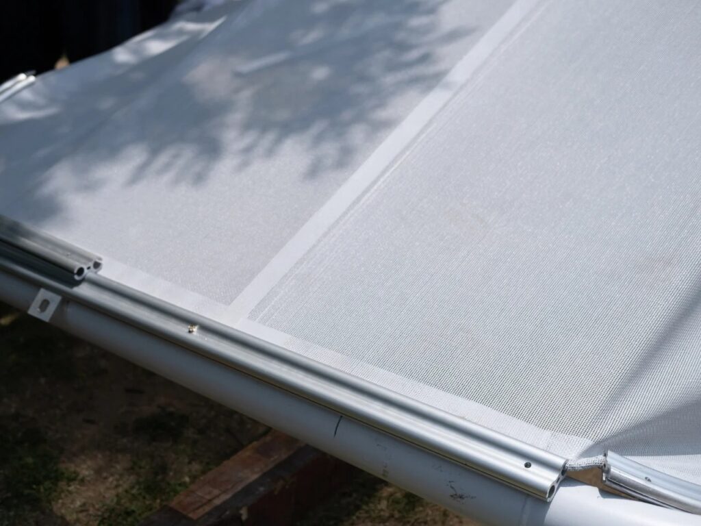 Detailed close-up of the Seoul Wing mesh attachment system and the metallic frame.