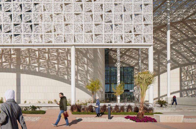 شاشات مشربيات مخصصة تتميز بأنماط خط عربي مجردة ترشح ضوء الشمس