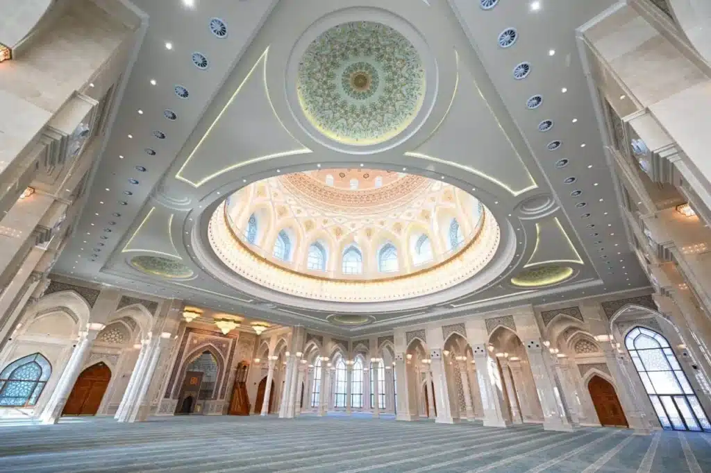 قاعة الصلاة الداخلية لمجمع الإمام البخاري مع القبة المزخرفة والأعمدة الرخامية