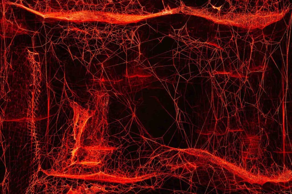 هيكل شبكي كوني معقد مضاء باللون الأحمر يوضح مفاهيم العمارة التفاعلية