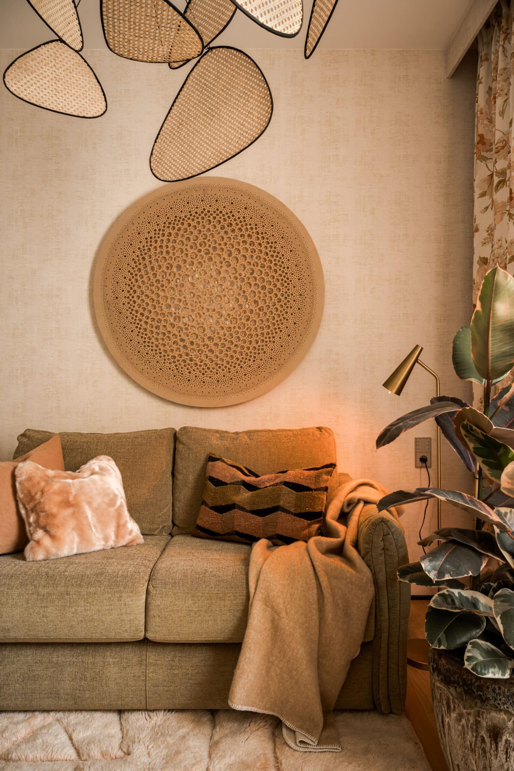 Minimalist living space in Artistic Powiśle apartment designed by modeko.studio featuring calm neutral interiors and curated contemporary art.