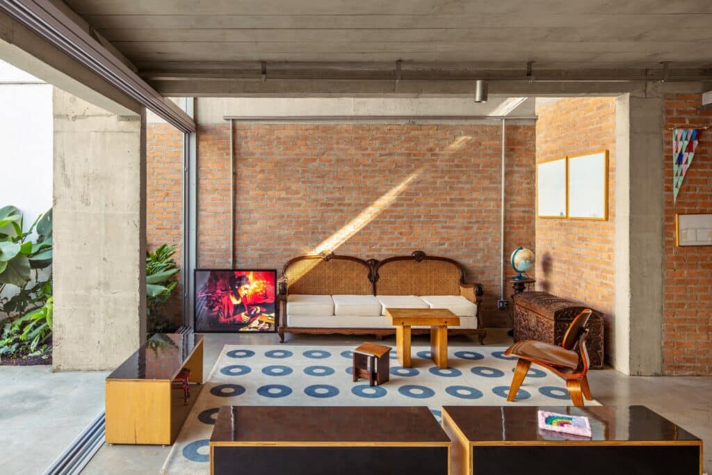 Spacious ground floor living area opening to an outdoor garden at Caet&eacute;s House.