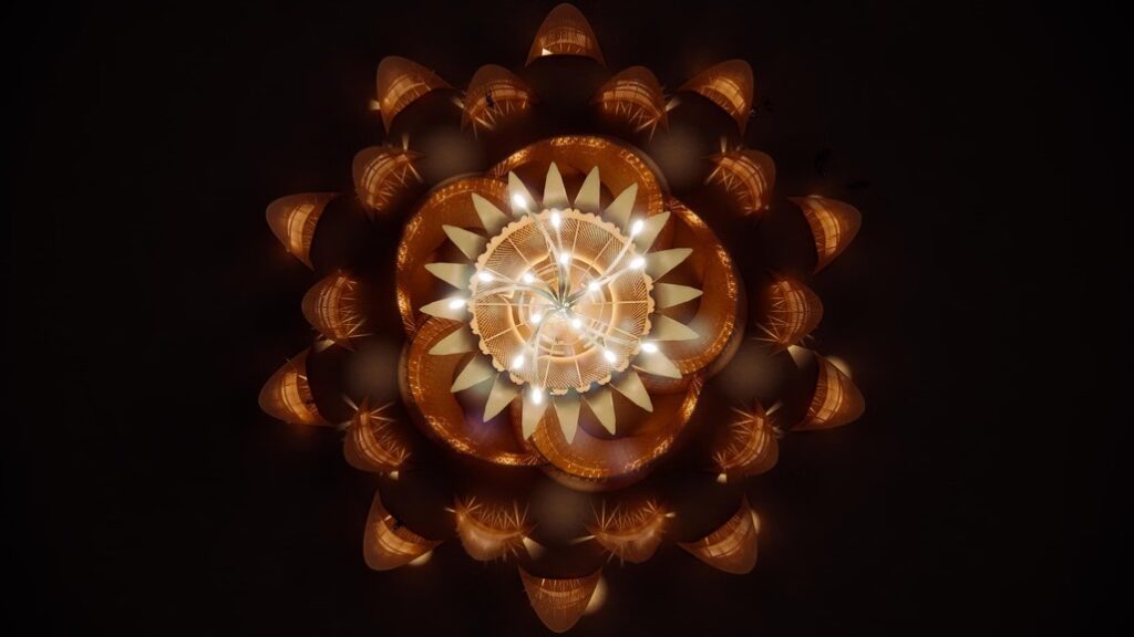 جناح كريبتوميريا في بيرنينج مان 2026 مضاء ليلاً مع شموع تحيط بالقاعدة في صحراء بلاك روك