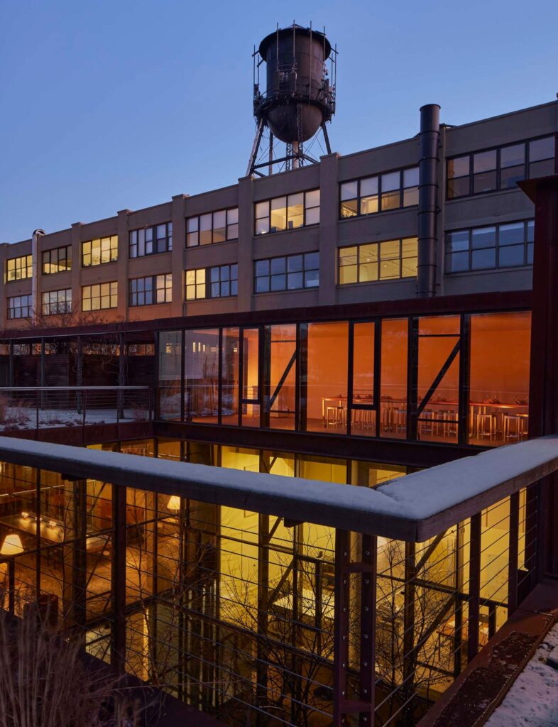 تصميم تصوري جوي لقوس النصر المقترح، يطل على نهر البوتوماك مع ظهور نصب واشنطن التذكاري في الخلفية.