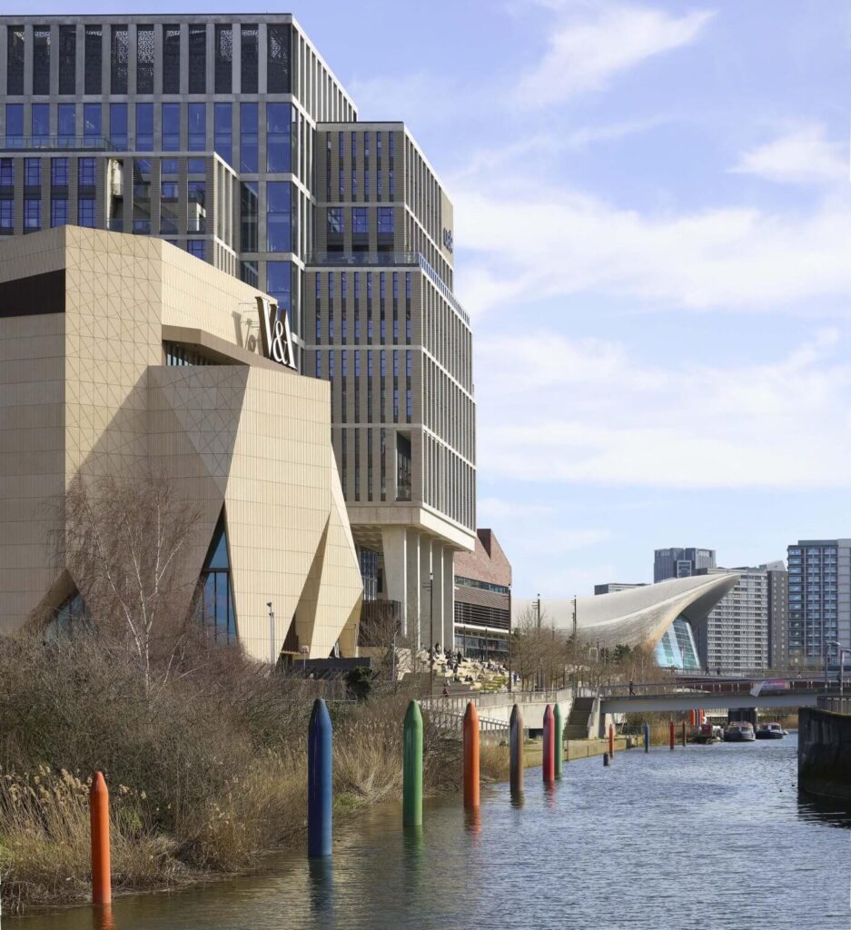 منظر متحف V&A East من الواجهة المائية ضمن مشروع East Bank الثقافي