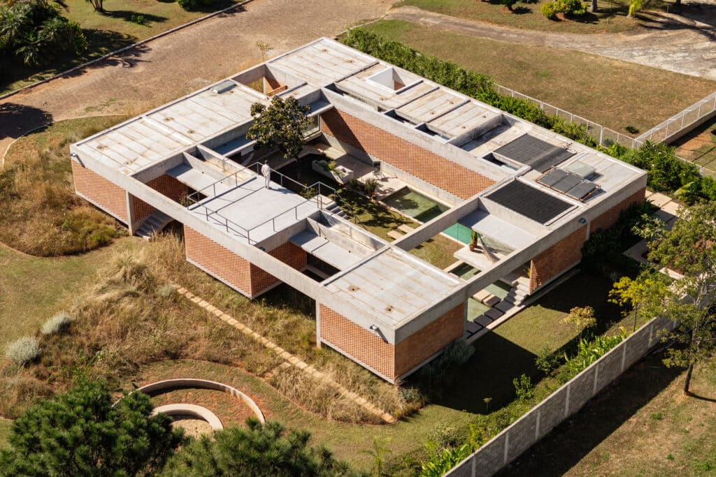 Aerial view of Casa Tupin showing rectangular layout with central courtyard and brick screens in Bras&iacute;lia
