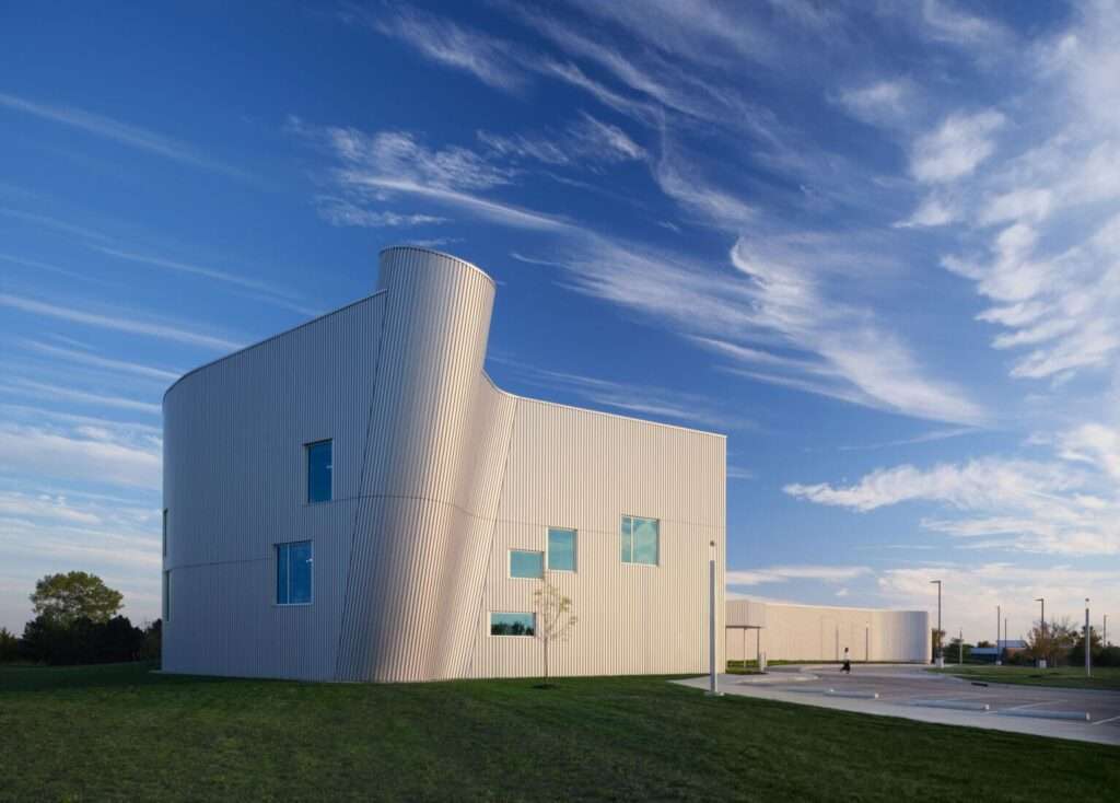 توسعة كنيس بيت شالوم المعدني بألواح الجالفالوم المموجة من الخارج في كانساس