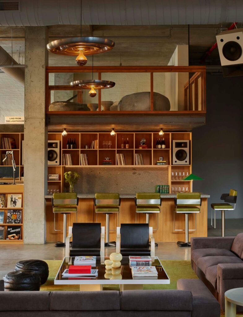 تصميم تصوري يوضح الطريق المؤدي إلى قوس النصر على طول جسر، مما يؤكد دوره كمعلم بوابي.