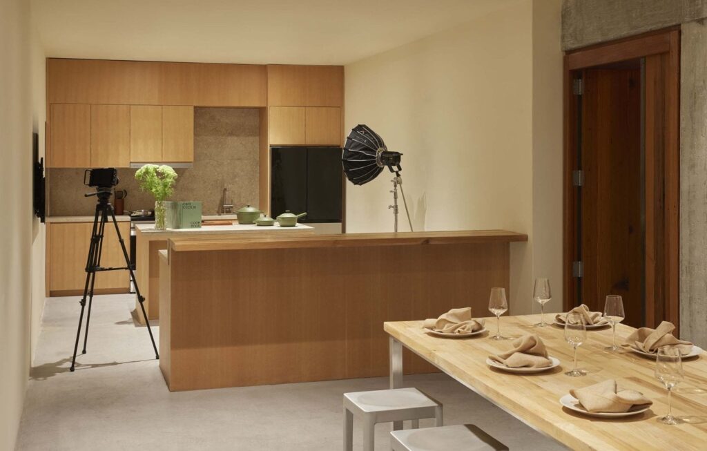 تصميم للواجهة الأمامية للقوس الكلاسيكي الجديد المقترح، يُظهر نقش "أمة واحدة في ظل الرب" والتماثيل الذهبية.