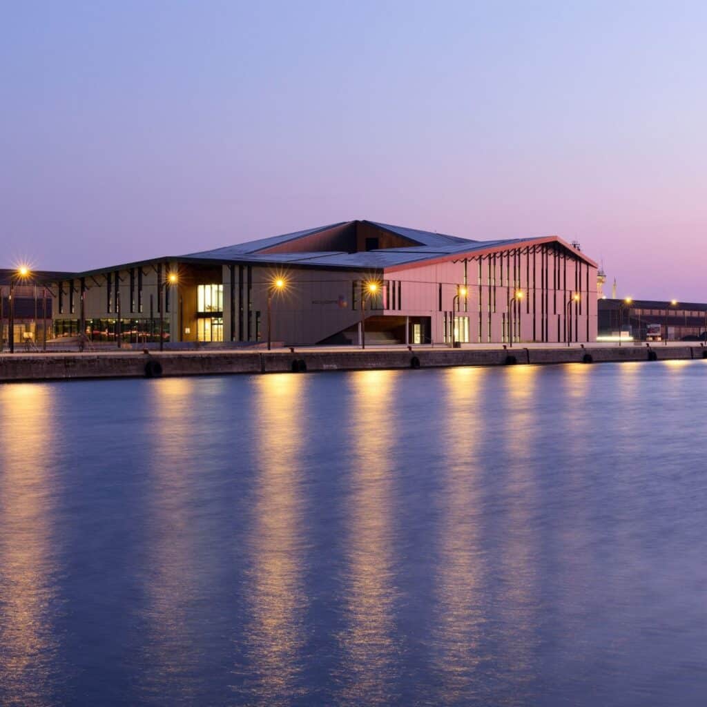 منظر جوي لمبنى إيكوسيستيم دي، يُظهر 1200 متر مربع من الألواح الشمسية التي تغطي سقفه الزاوي.