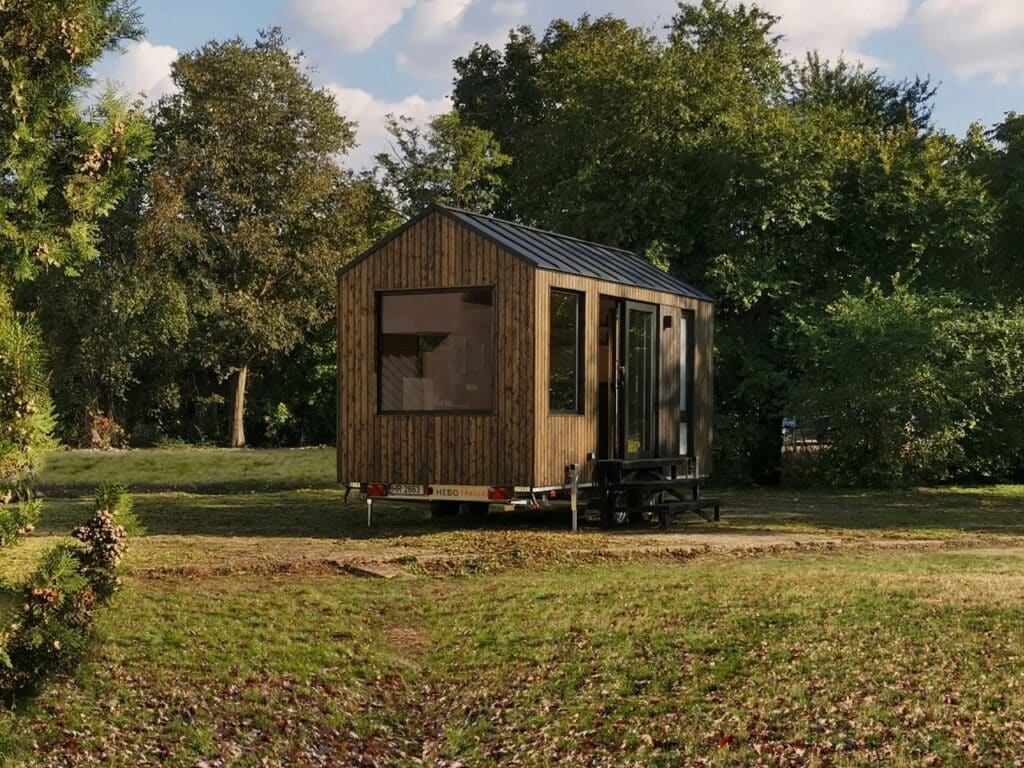 Shoji House positioned in a green rural context, highlighting its visual adaptability to different environments.