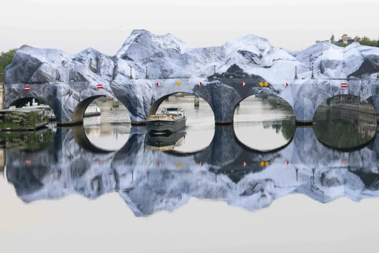 Pont Neuf Cave installation showing limestone-printed inflatable arches reflecting on the Seine with a passing barge