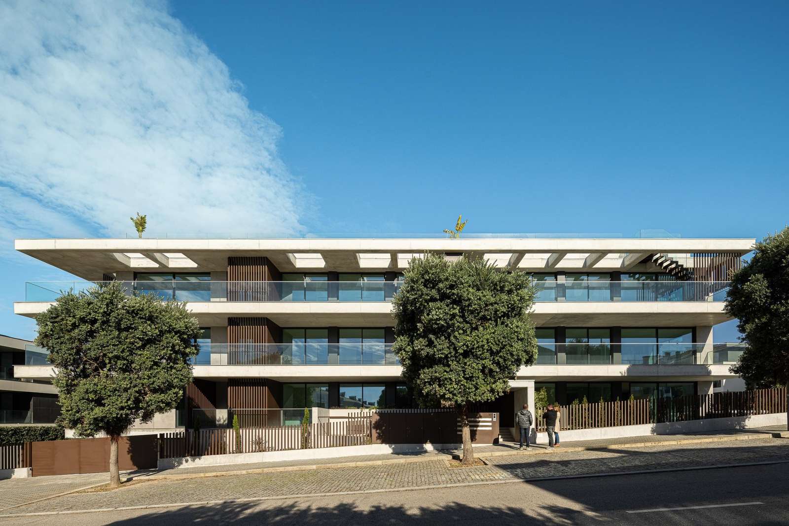 Front facade of Scala-Mare residential building by Atelier d'Arquitectura Lopes da Costa featuring concrete balconies and minimalist design.