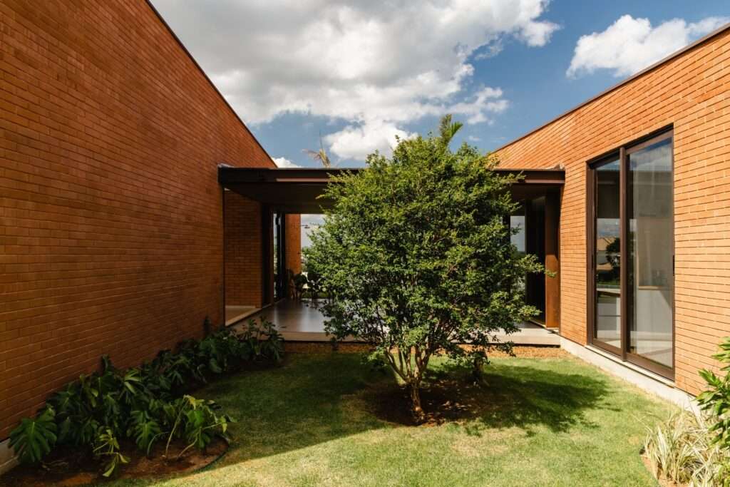 An internal courtyard at Casa Plateau showing the connection between the two main blocks via a shaded canopy.
