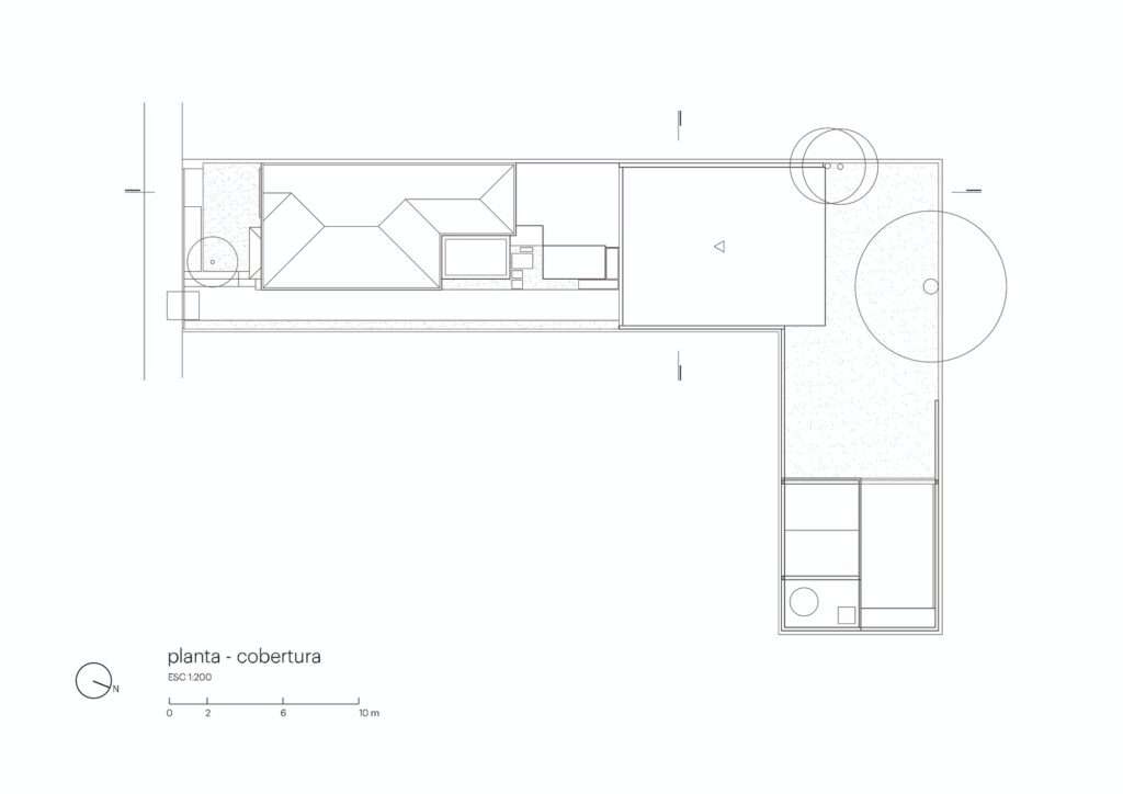 Architectural roof plan showing the L-shaped layout of the neighborhood school within its urban plot.