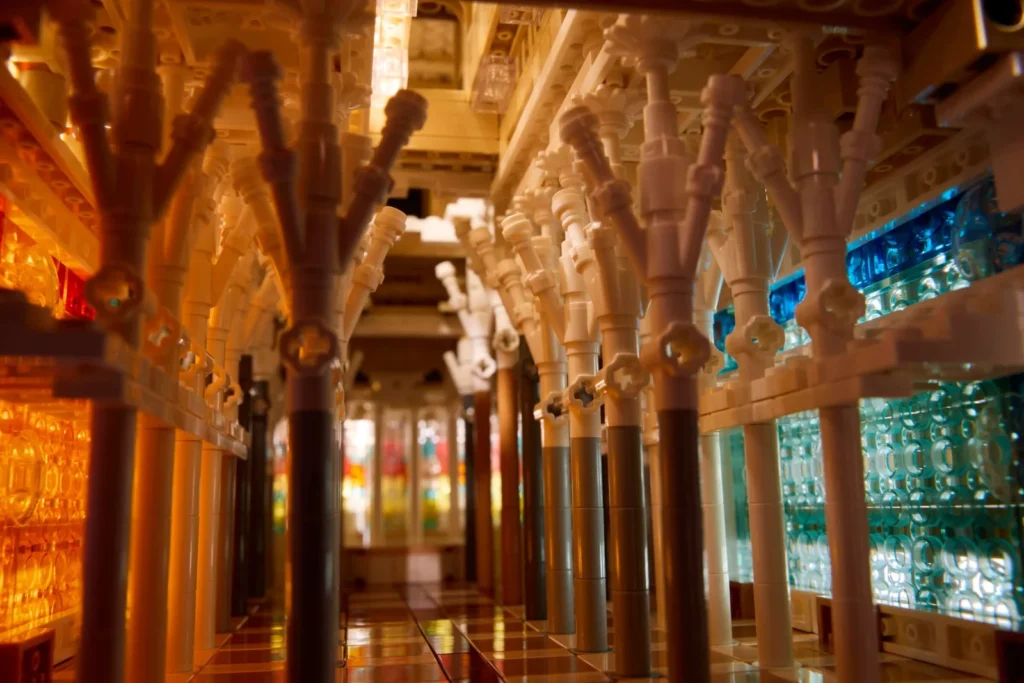 منظور داخلي لنموذج ليجو يوضح الأعمدة الشبيهة بالأشجار وعناصر النوافذ الزجاجية الملونة.