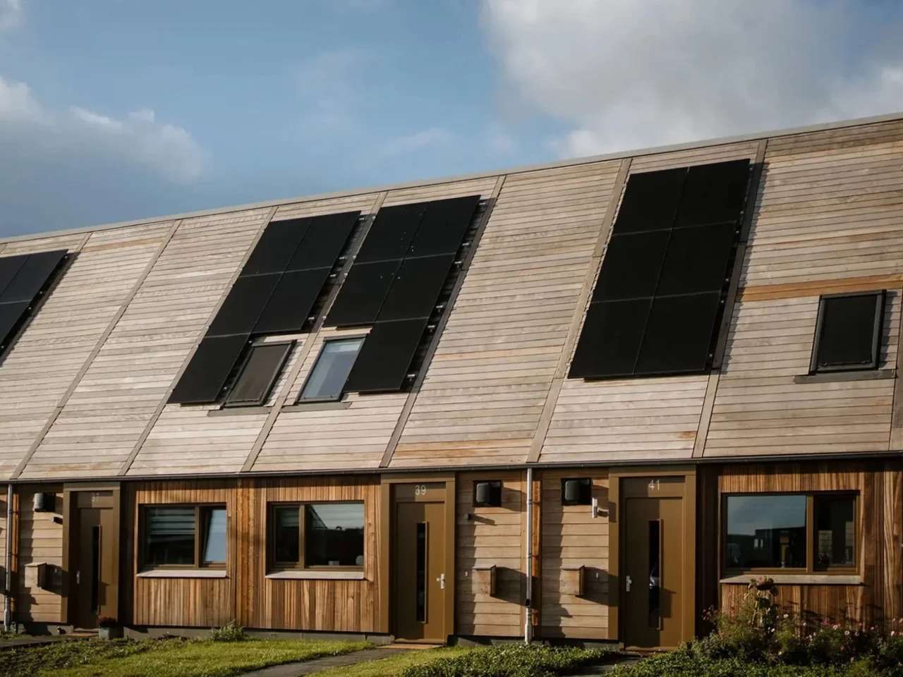 Sustainable wooden residential units in Marknesse featuring integrated rooftop solar panels and eco-friendly timber facades.