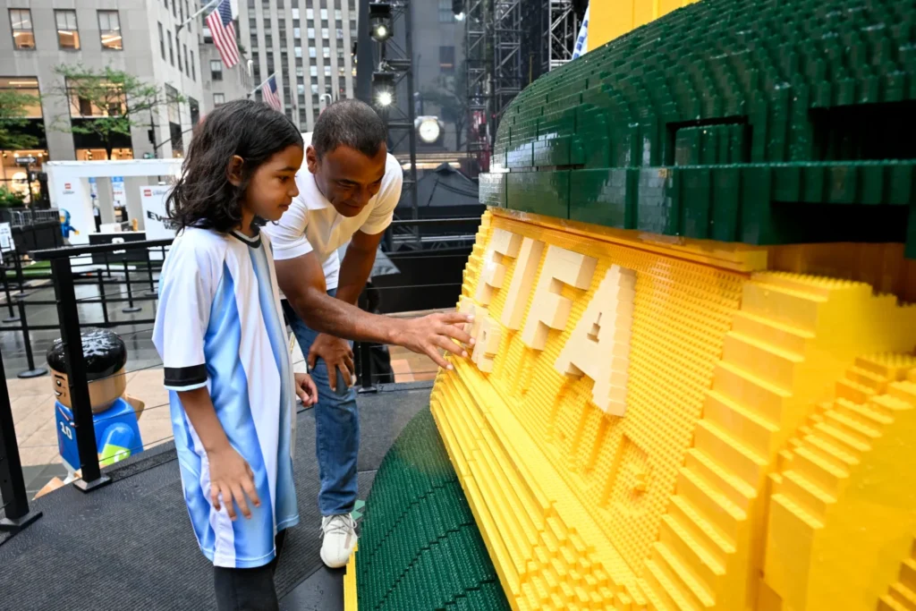 لقطة مقربة لسطح المكعبات تظهر كلمتي 'FIFA World Cup' المصنوعتين من مكعبات صفراء.