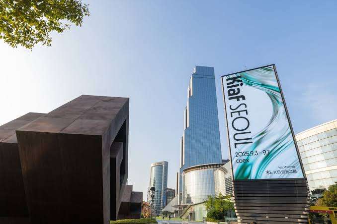 Kiaf SEOUL 2026 celebrates its 25th anniversary with a major gathering of contemporary art from Korea and around the world. Bringing together leading galleries, artists, collectors, and art professionals, the fair explores the theme of “Coexistence” and the evolving relationship between humanity, technology, and art