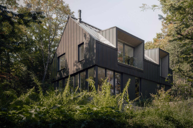 Explore the architecture of Chalet Moraine, where a simple gabled form, large dormers and freestanding interior volumes create a contemporary interpretation of the Laurentians chalet.