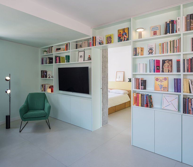مكتب ورفوف مدمجة في Casa POP