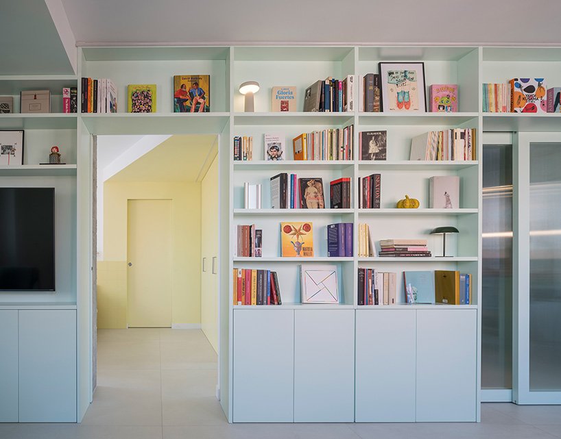 مكتبة خضراء متصلة تعبر Casa POP
