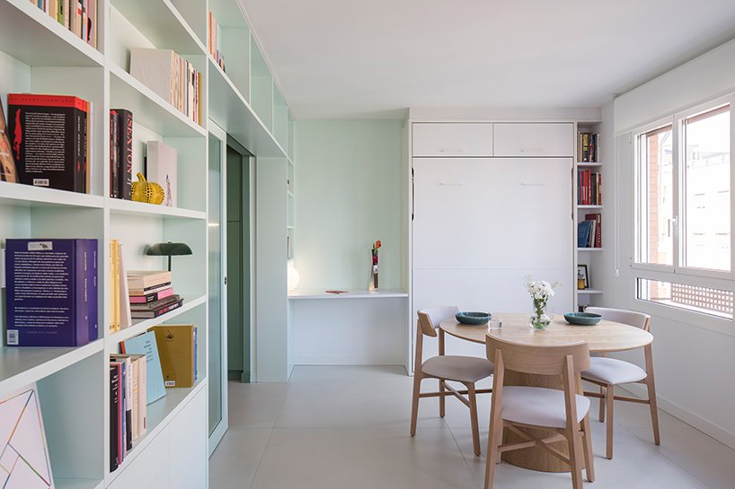 غرفة ملابس صفراء داخل Casa POP