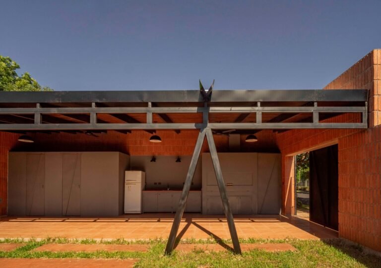 V-shaped steel support and integrated roof drainage at the Quincho project in Misiones. Photograph © Albert Galeano.