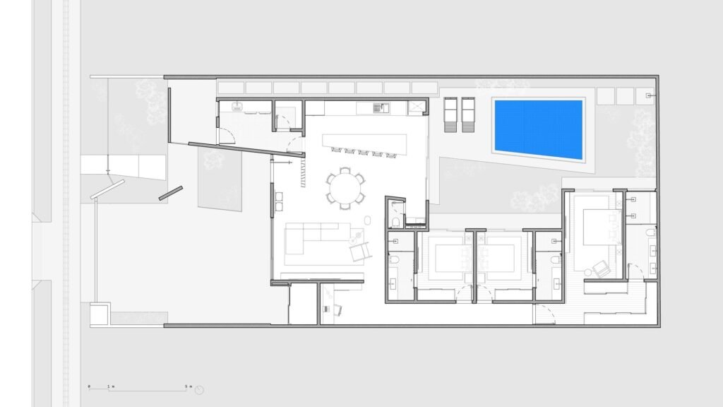 Detailed architectural floor plan of Sorriso House, showing the longitudinal single-story layout, interior rooms, private suites, courtyard, and rectangular swimming pool on a narrow, deep plot.