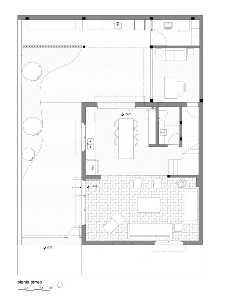 Architectural ground floor plan for Casa em São Paulo showing living spaces, kitchen layout, central courtyard, and garden walkway.