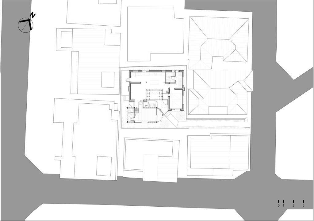 Architectural site plan and first-floor layout drawing of Saekdong House showing the narrow access corridor, central courtyard, and southern wing.