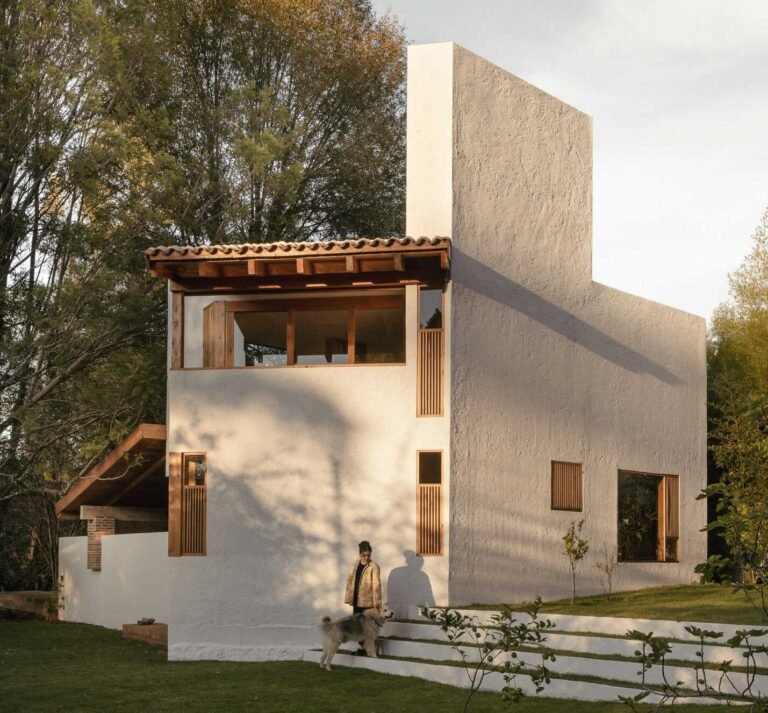Casa Amona by COLAR Colectivo de Arquitectura is a two-level house in San Crist&oacute;bal de las Casas, M&eacute;xico. Discover how it opens from a quiet street frontage toward a courtyard and views of a wooded hill.