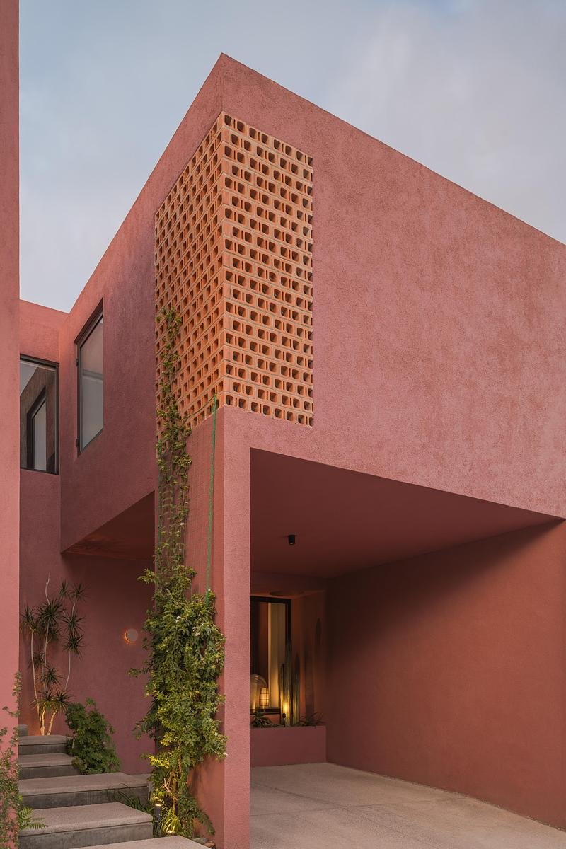 Casa Cardona: pink exterior volume and perforated corner screen