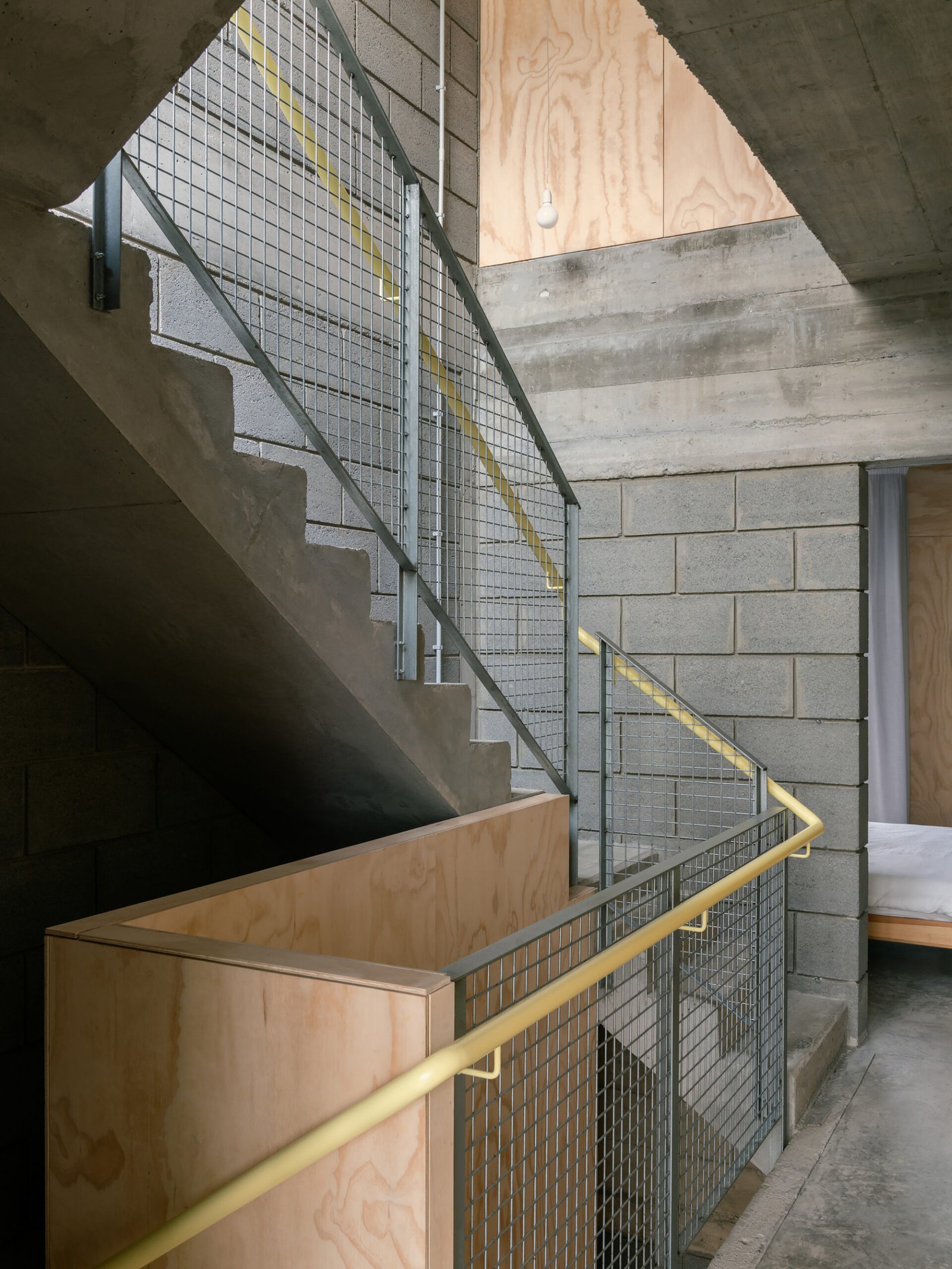 السلم يجعل الحركة الرأسية جزءًا ظاهرًا من الداخل.