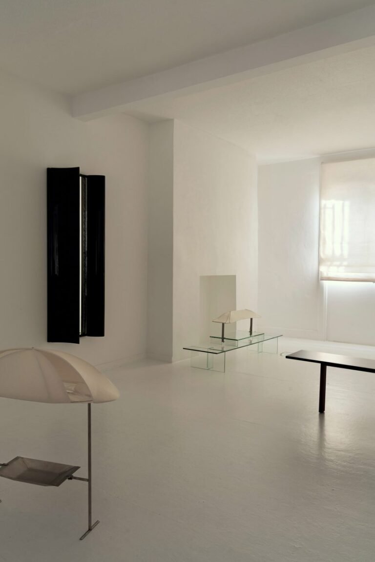 Refrain furniture installation at M Kardana, London, with mirrors, lamp and glass table / عرض أثاث Refrain في لندن بمرايا ومصباح وطاولة زجاجية